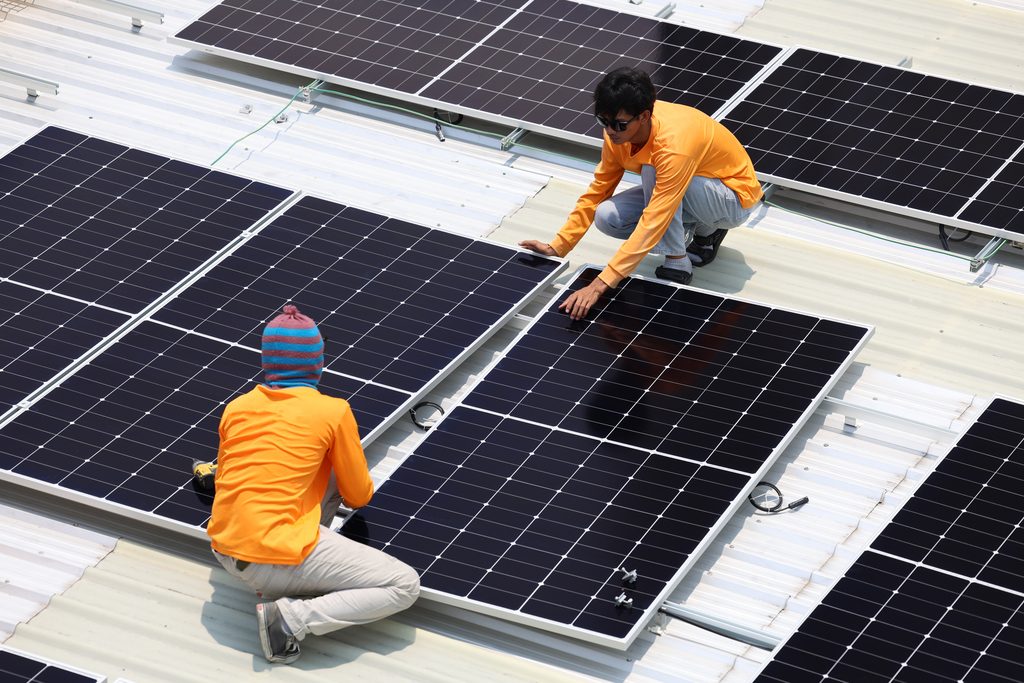 rooftop solar panels house electricity VPP inverter behind the meter control
